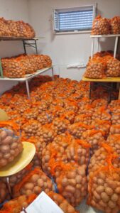 Kartoffelsäcke im Lagerraum